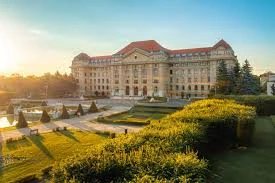 Magyar highlighted that the country’s future lies firmly within Europe, promising to rebuild strong ties with European institutions. He criticized the current government for corruption and declining living standards, pledging to restore integrity and economic stability.